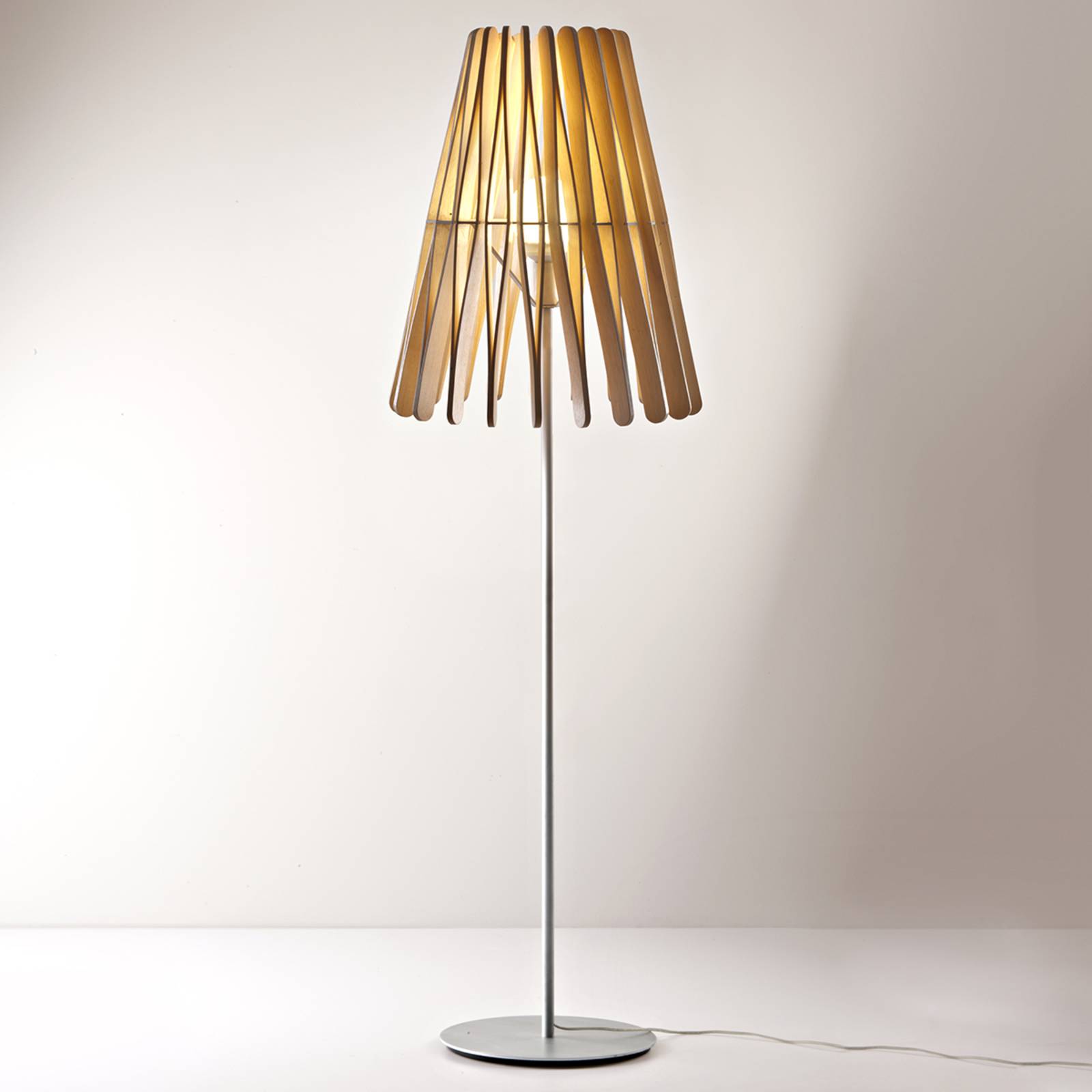 Lampadaire Fabbian Stick conique en bois d’ayous avec tige métallique