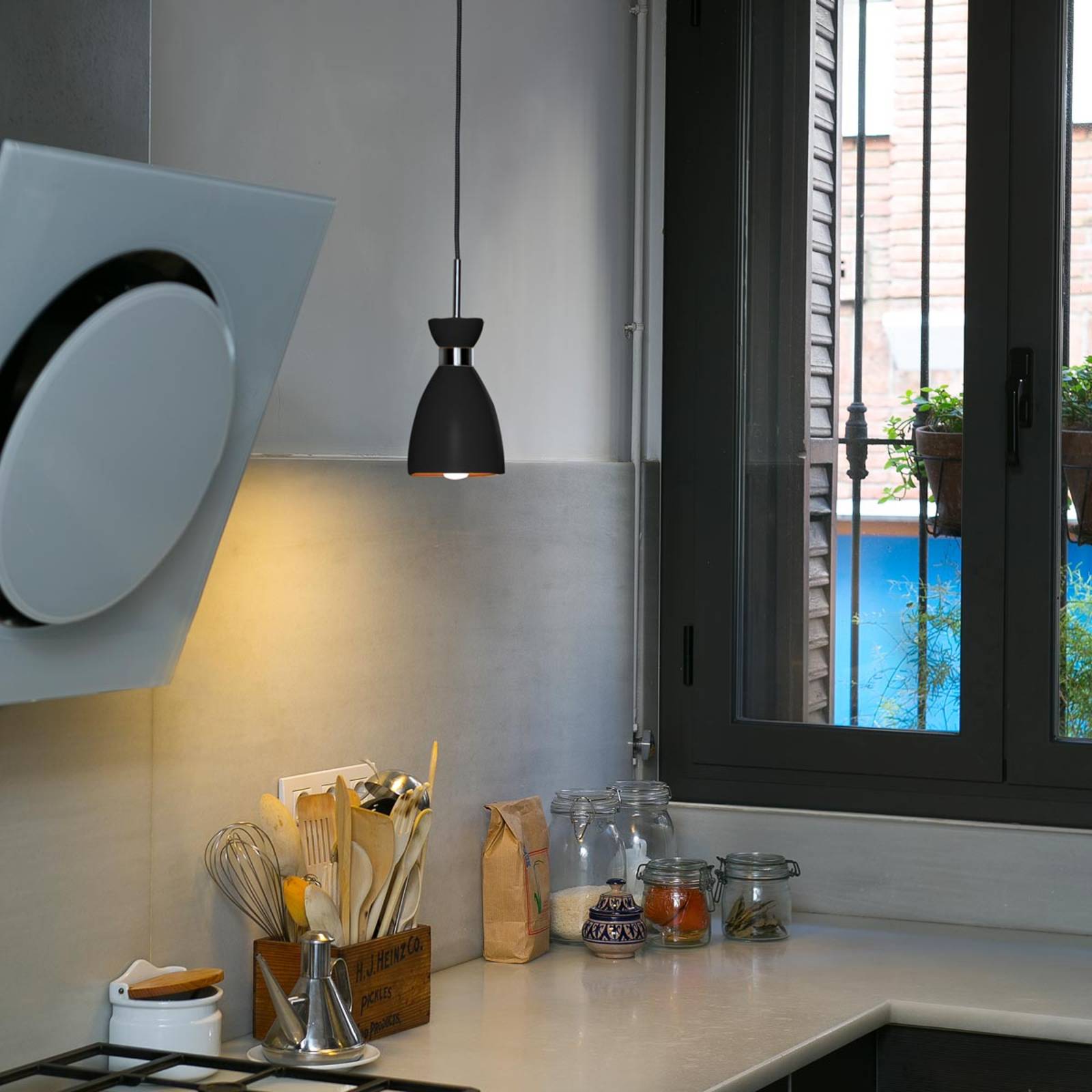 Suspension FARO BARCELONA Retro noire et dorée avec détails chromés — vue 2
