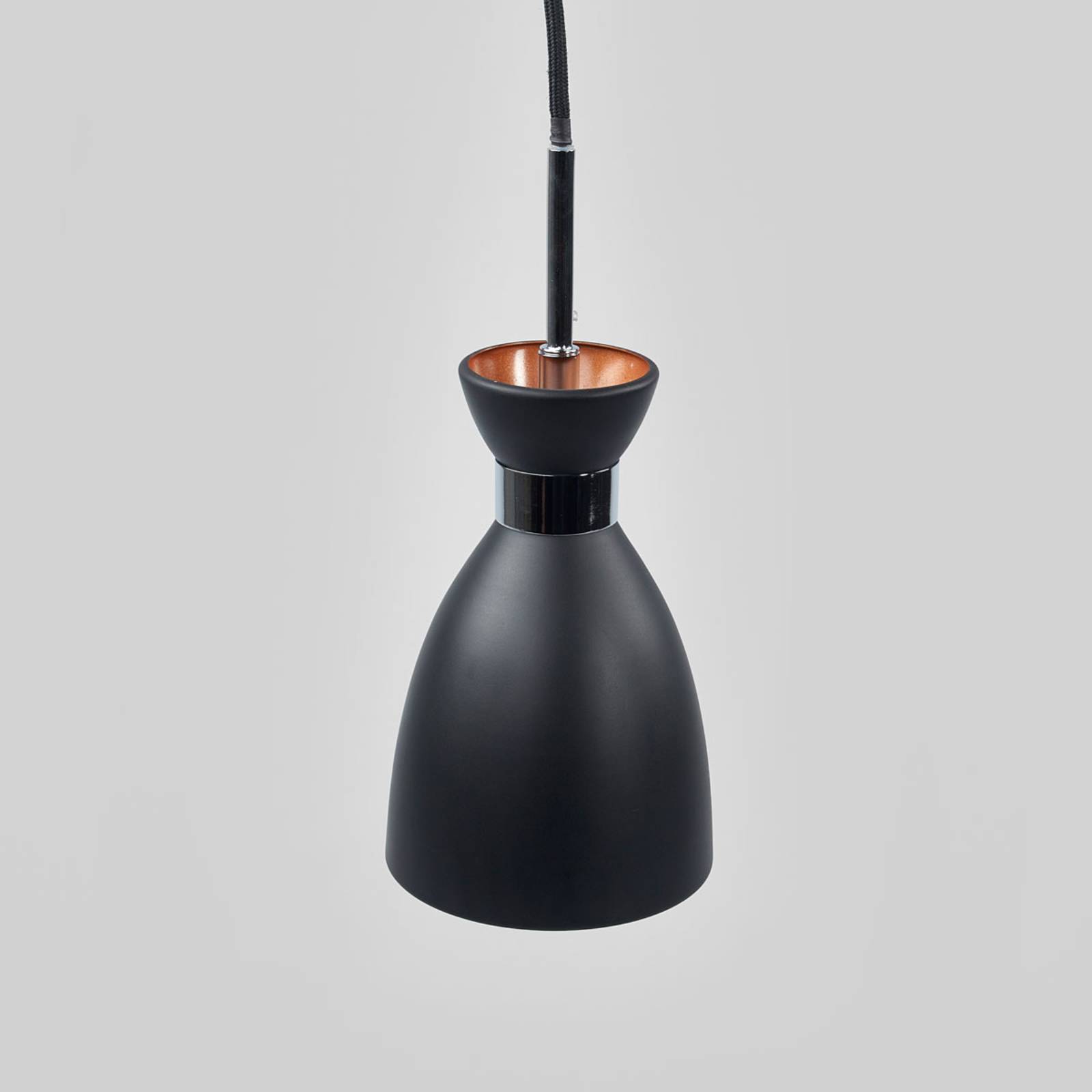Suspension FARO BARCELONA Retro noire et dorée avec détails chromés — vue 3