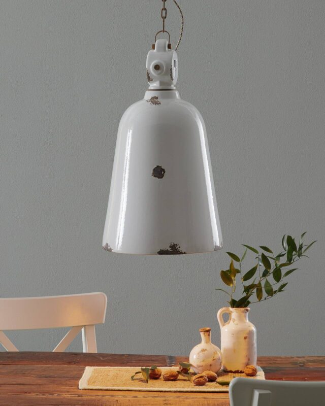 Suspension Ferroluce C1745 blanche, abat-jour conique en céramique et chaîne patinée
