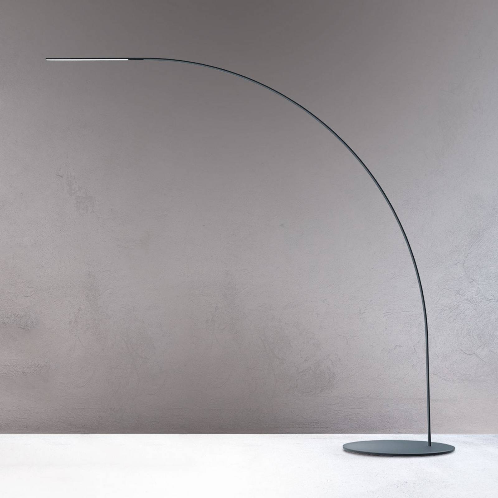 Lampadaire Fontana Arte Yumi à grand arc et éclairage LED intégré