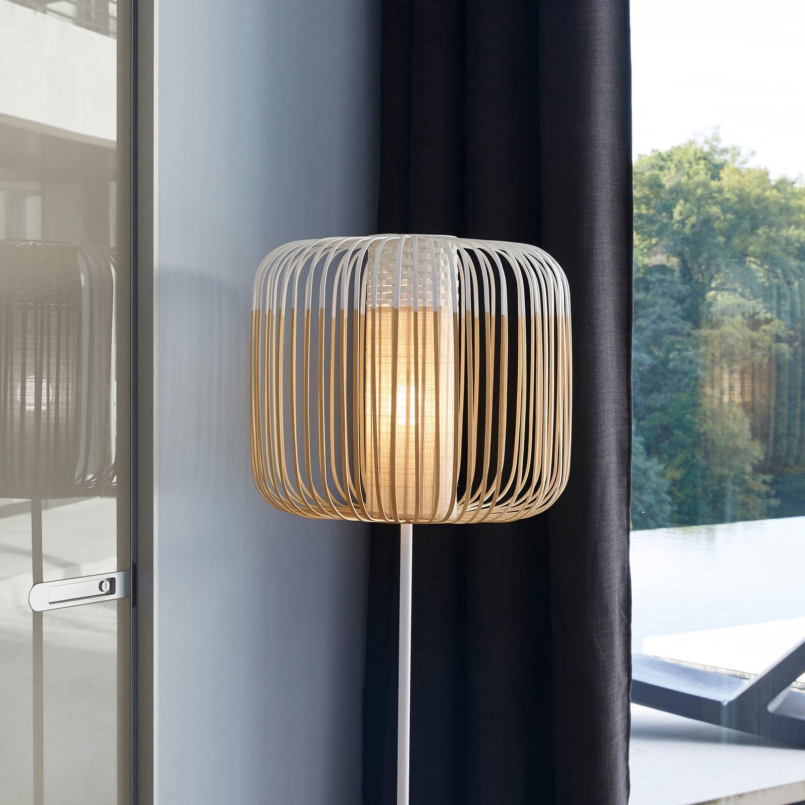 Lampadaire Forestier Bamboo Light blanc avec grand abat-jour rond en bambou — vue 2