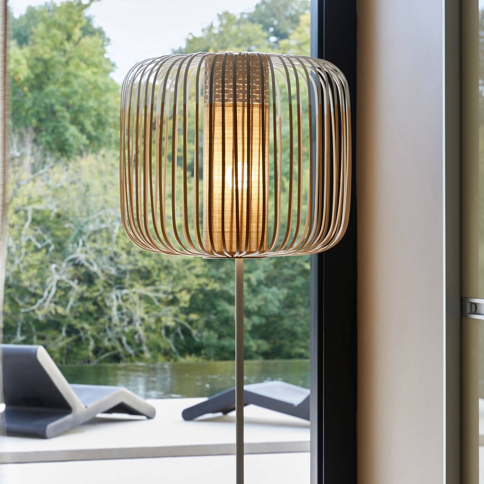 Lampadaire Forestier Bamboo Light blanc avec grand abat-jour rond en bambou