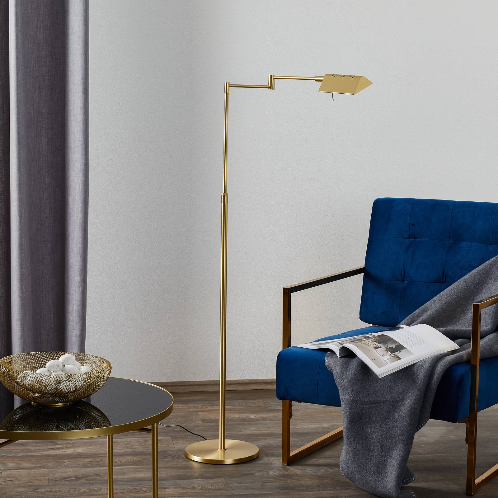 Lampadaire LED Danuta en finition laiton mat avec tête articulée réglable — vue 2