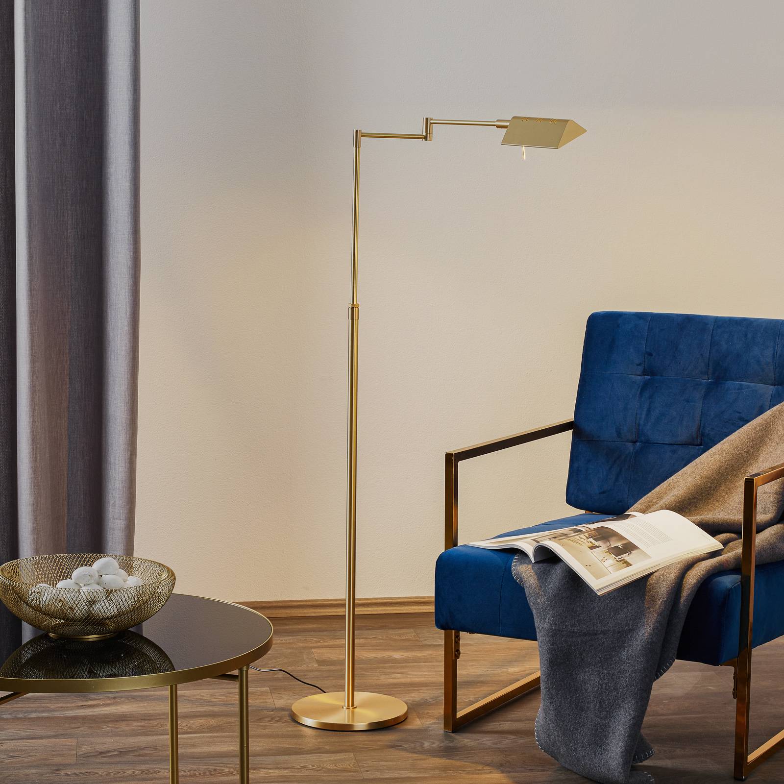 Lampadaire LED Danuta en finition laiton mat avec tête articulée réglable