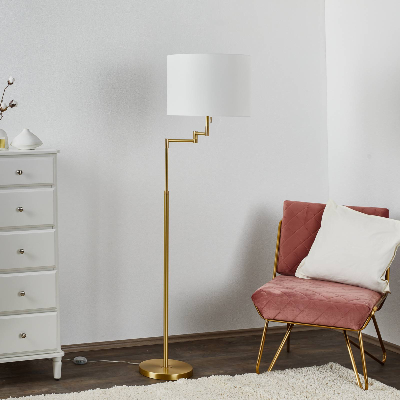 Lampadaire Knapstein Lilian en laiton mat avec abat-jour blanc et bras mobile — vue 2