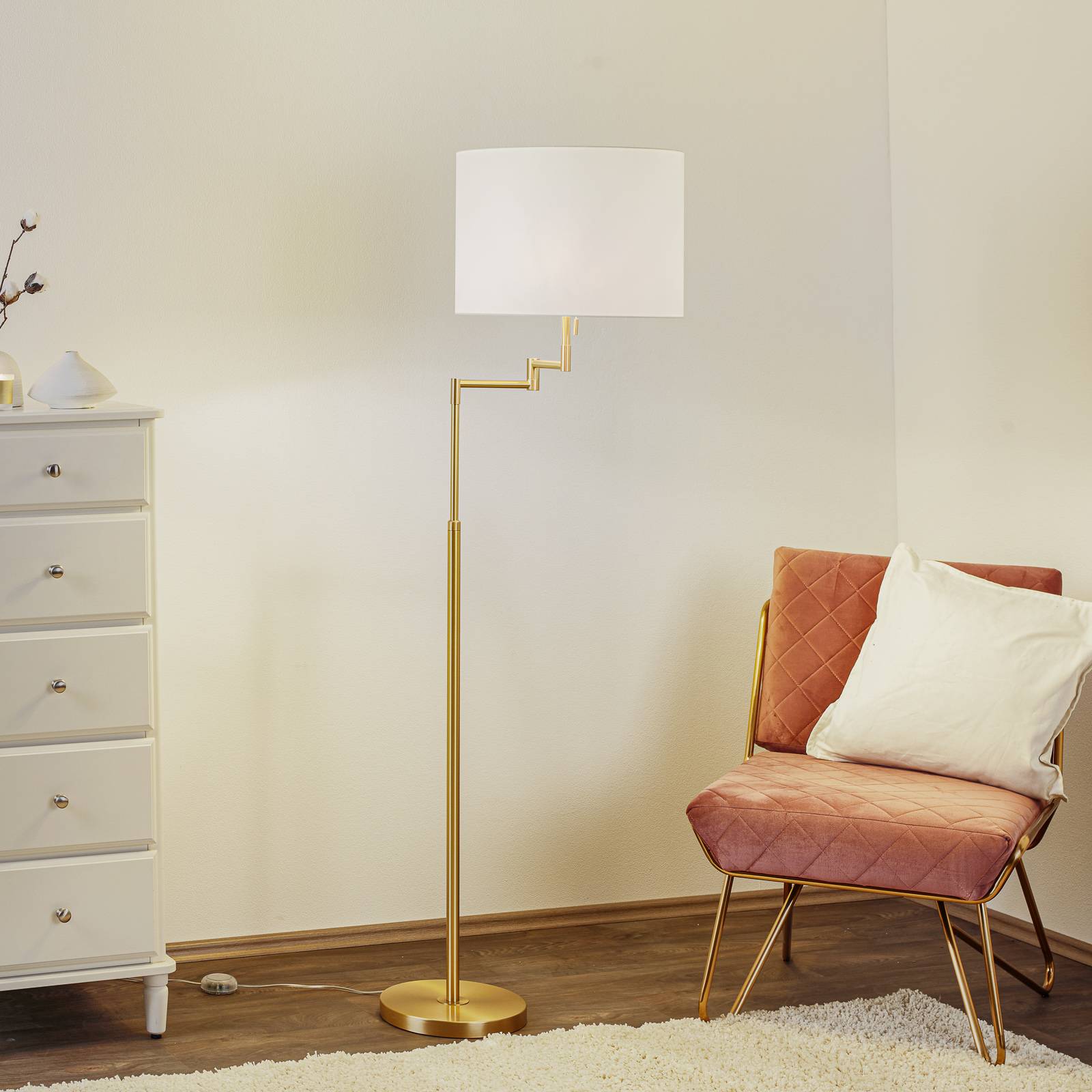 Lampadaire Knapstein Lilian en laiton mat avec abat-jour blanc et bras mobile