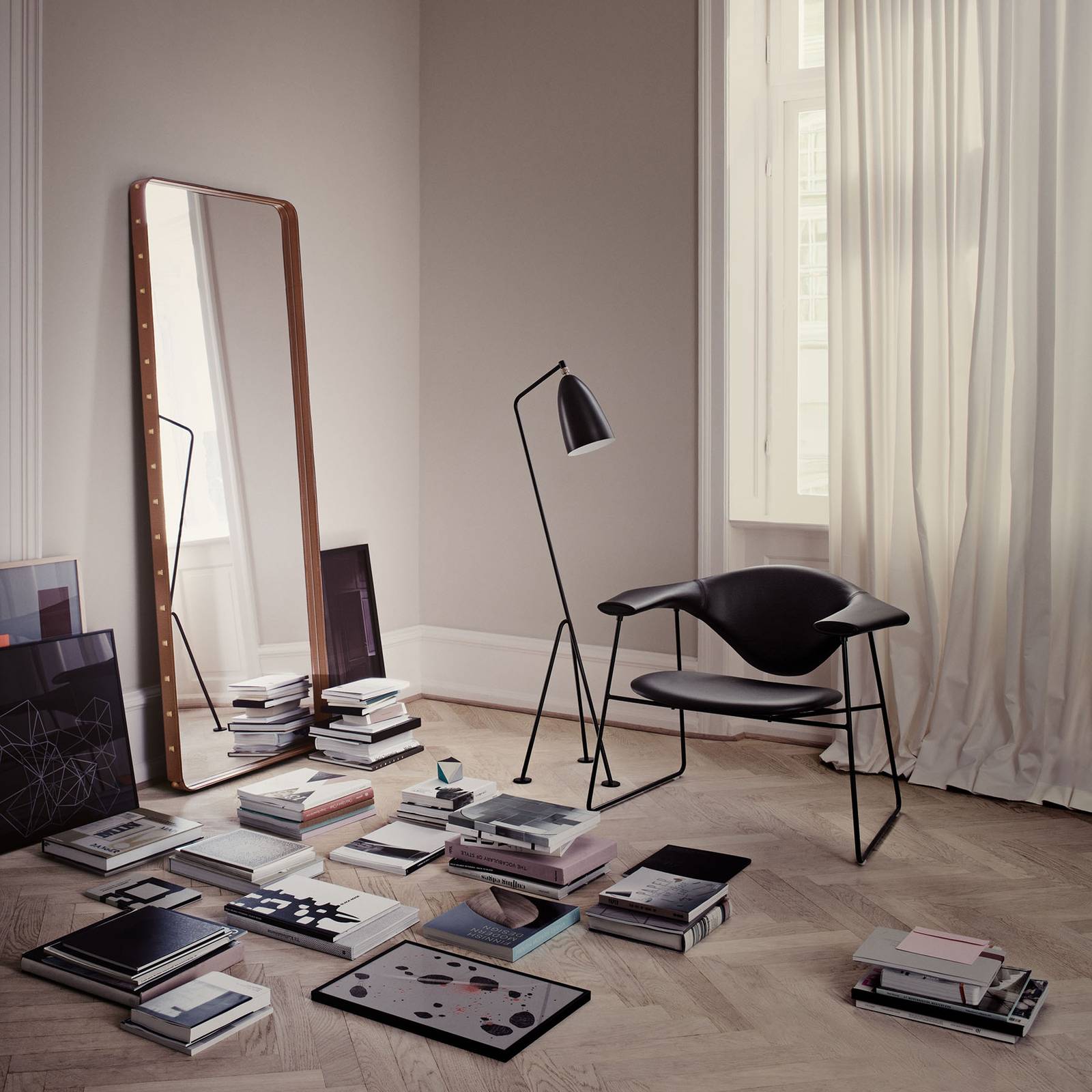 Gubi Gräshoppa lampe sur pied noire à trépied incliné et tête orientable — vue 2