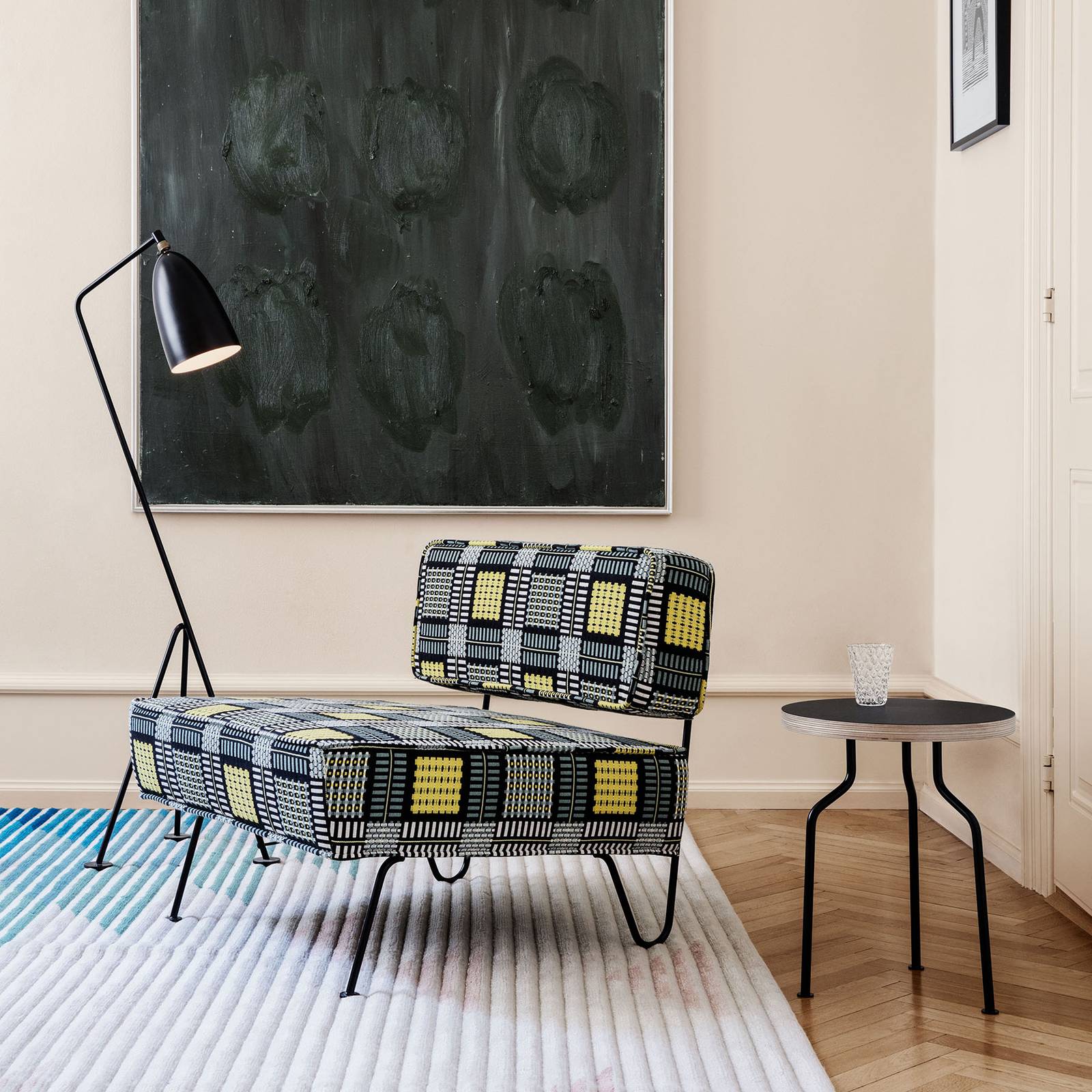 Gubi Gräshoppa lampe sur pied noire à trépied incliné et tête orientable — vue 3