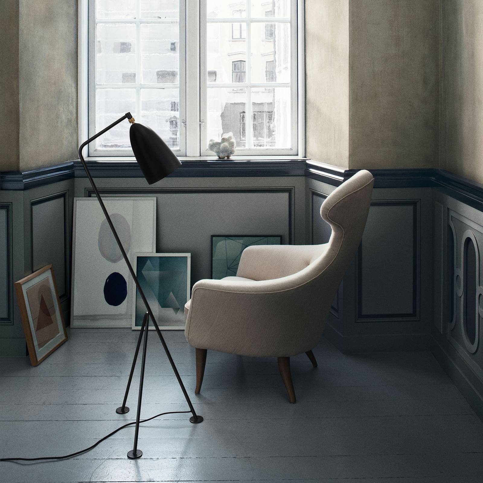 Gubi Gräshoppa lampe sur pied noire à trépied incliné et tête orientable — vue 4