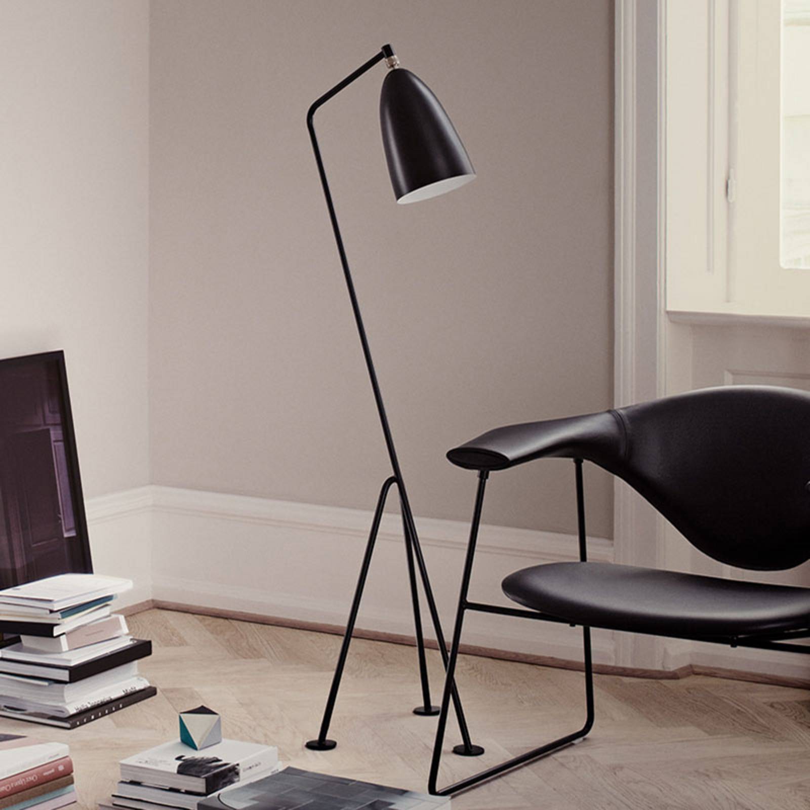 Gubi Gräshoppa lampe sur pied noire à trépied incliné et tête orientable
