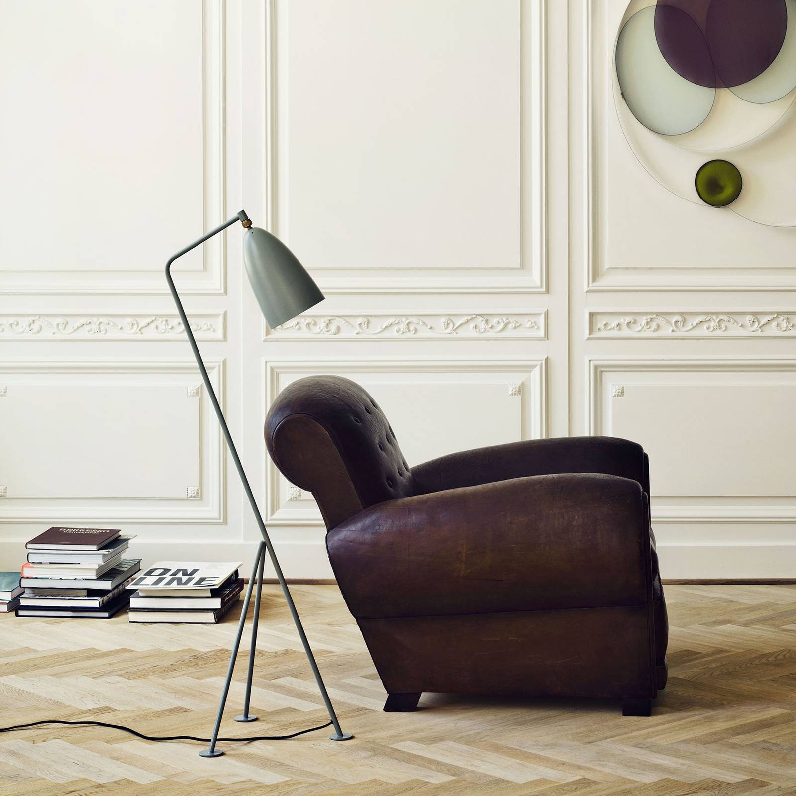 Lampadaire Gubi Gräshoppa gris à trépied incliné et tête conique orientable — vue 2