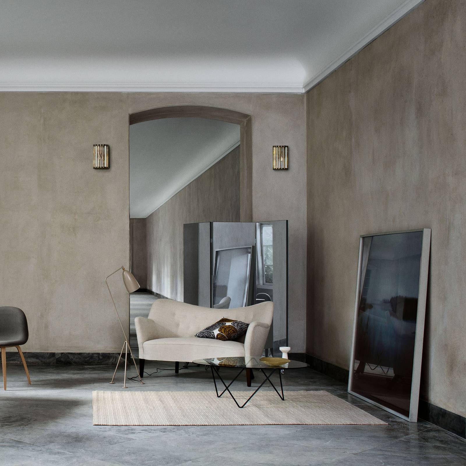 Lampadaire Gubi Gräshoppa gris à trépied incliné et tête conique orientable — vue 3