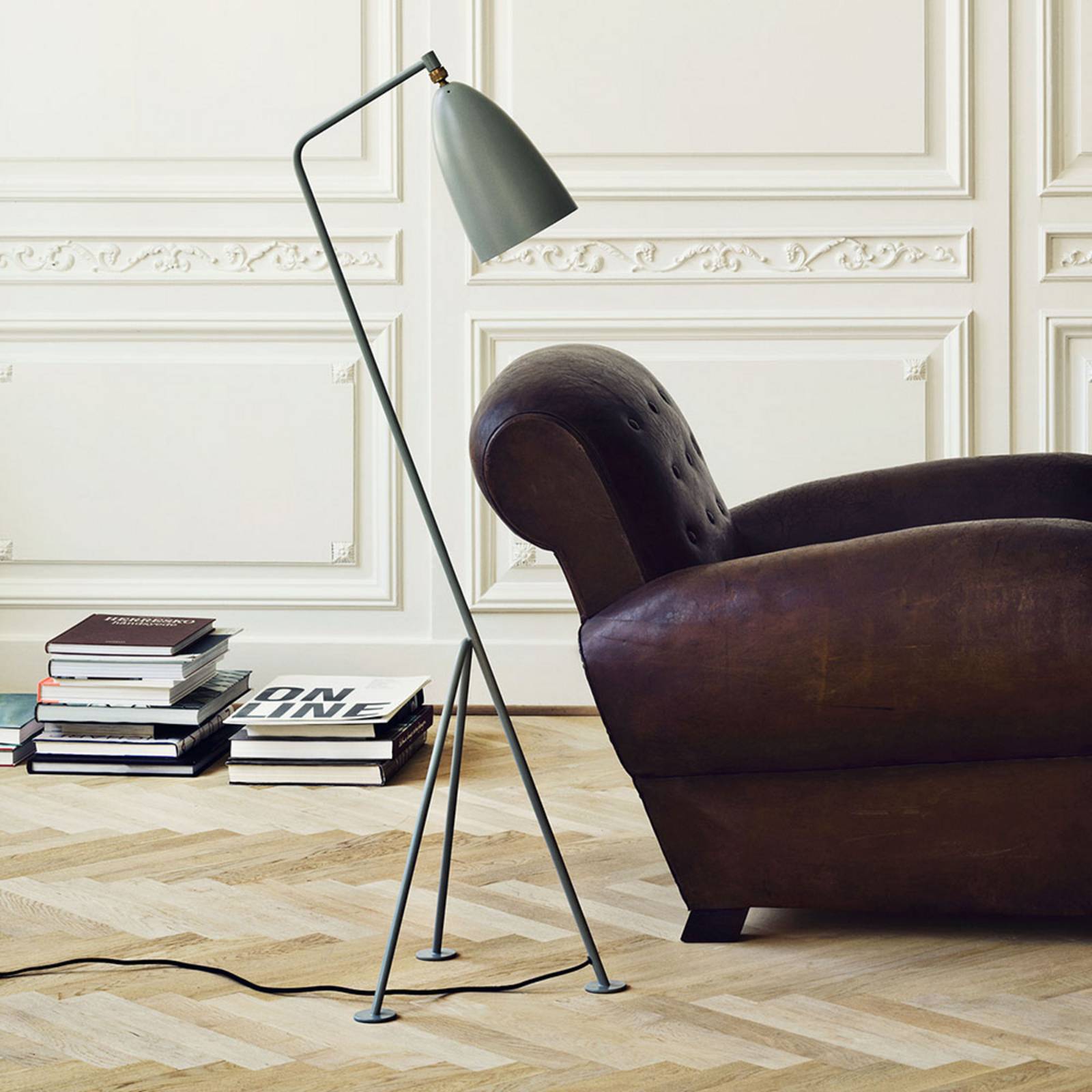 Lampadaire Gubi Gräshoppa gris à trépied incliné et tête conique orientable