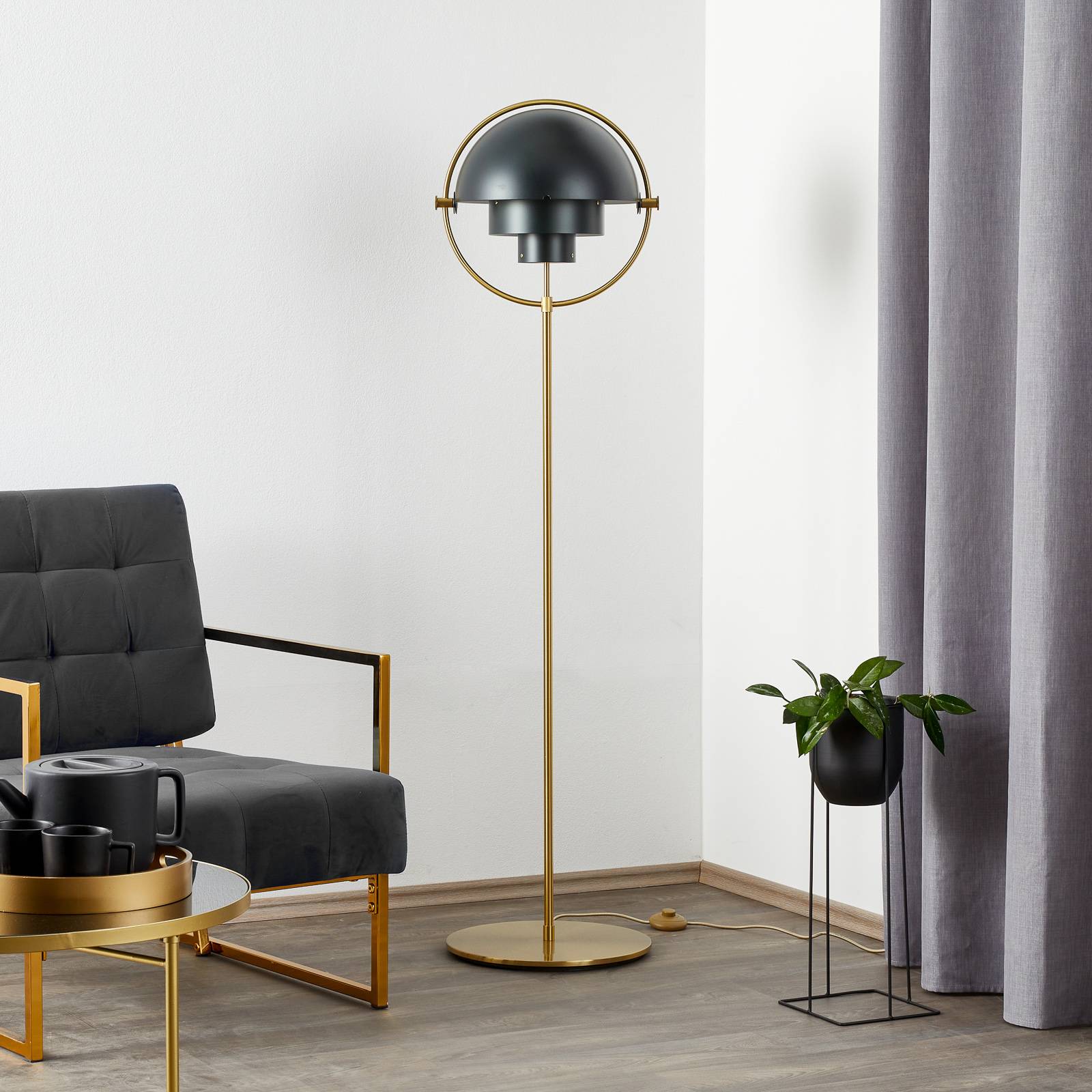 Lampe sur pied Gubi Multi-Lite en laiton et noir, abat-jour orientable — vue 2