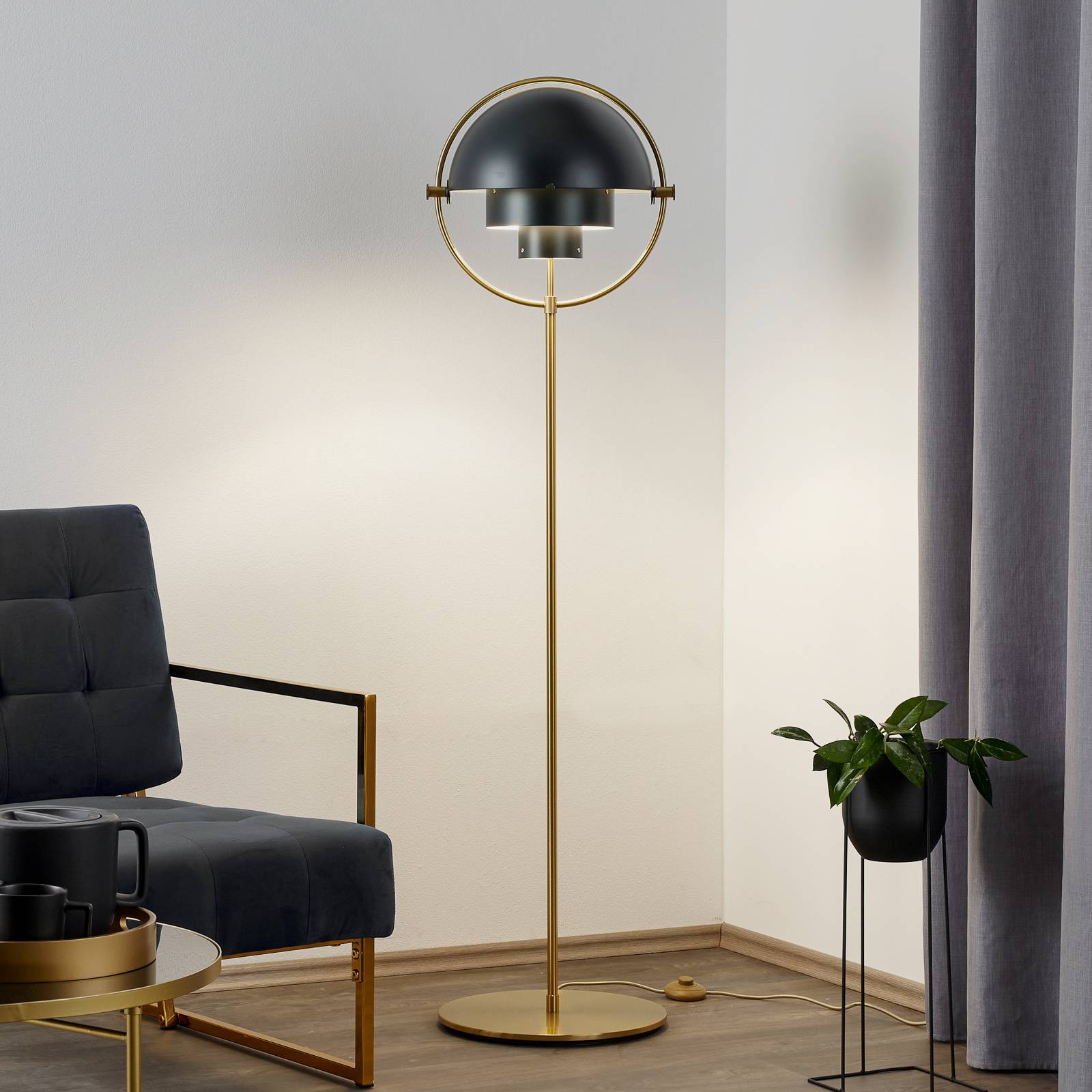 Lampe sur pied Gubi Multi-Lite en laiton et noir, abat-jour orientable