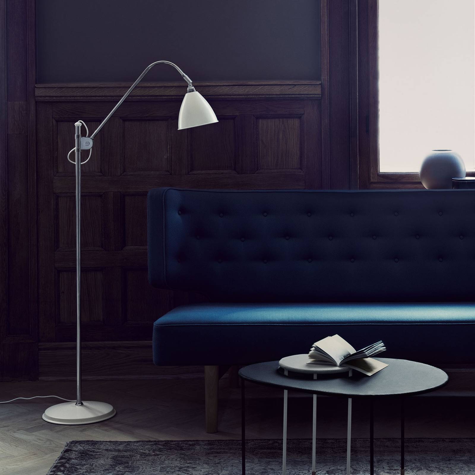 GUBI Bestlite BL3 lampadaire chromé et blanc à structure orientable — vue 2