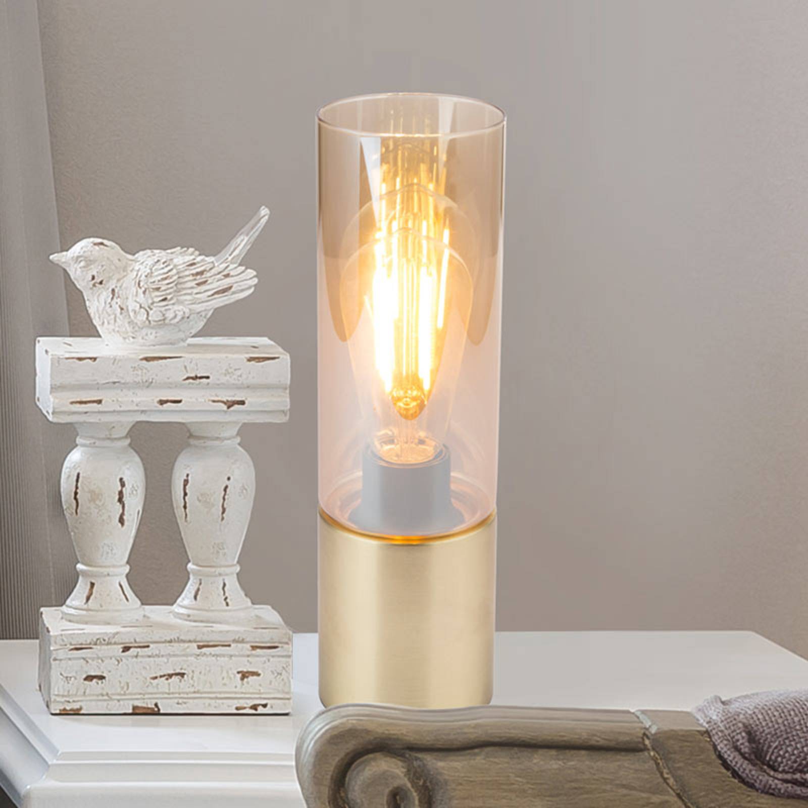 Lampe à poser Annika avec pied en laiton mat et abat-jour en verre ambre