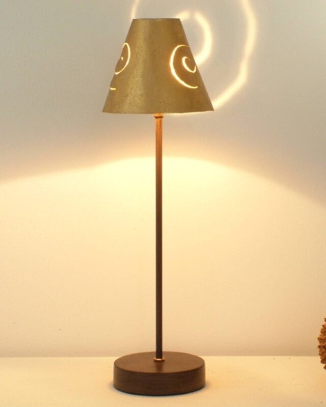 Lampe à poser Holländer Schneckenhut en fer doré aux motifs sculpturaux