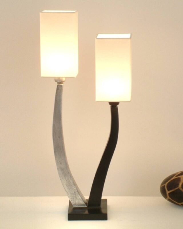 Lampe à poser QUADRANGOLARE avec pied argenté et noir, deux abat-jours carrés