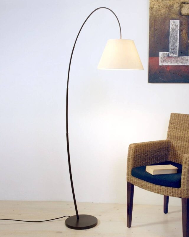 Lampadaire Bambus Bogen à la silhouette courbe pour éclairer un coin lecture