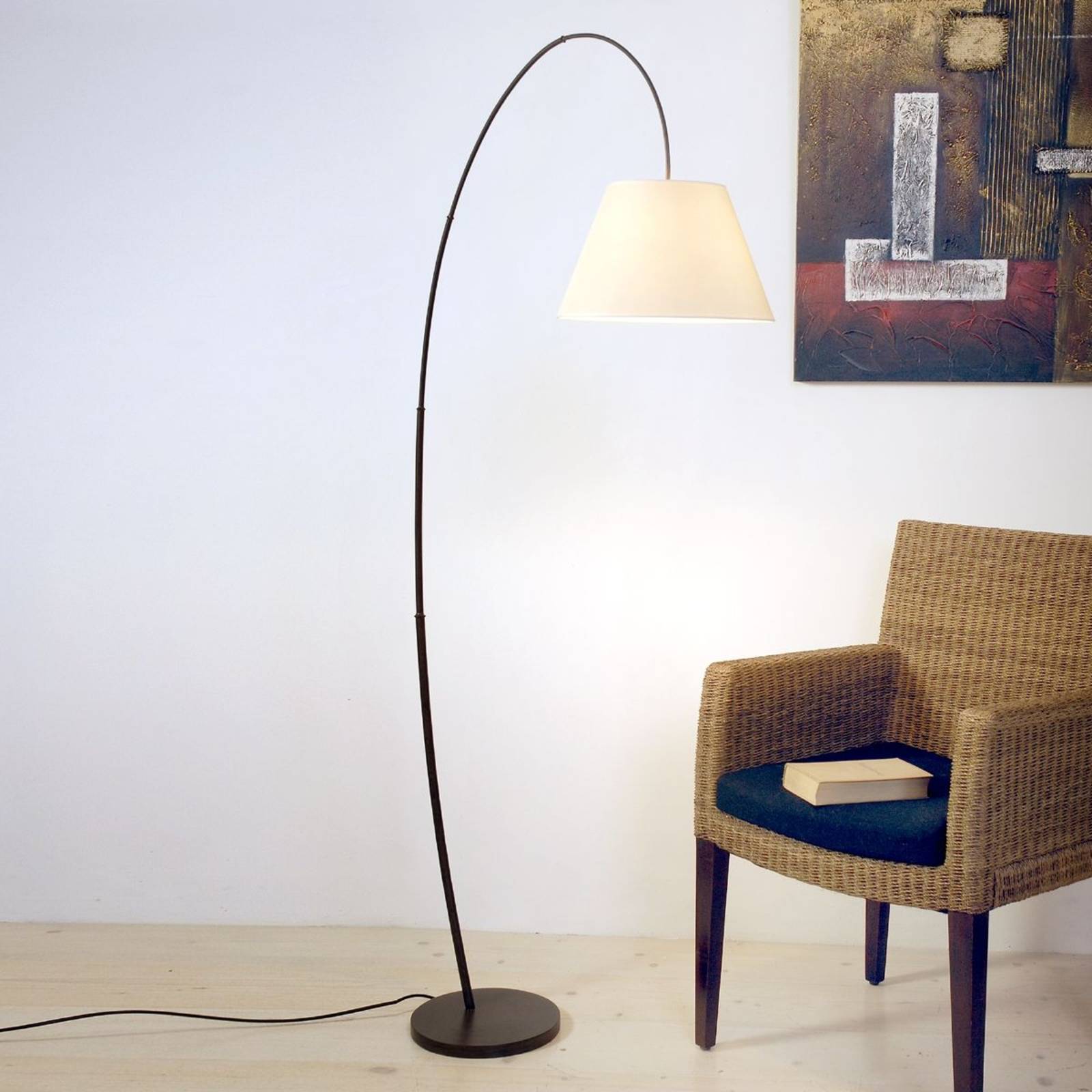 Lampadaire Bambus Bogen à la silhouette courbe pour éclairer un coin lecture