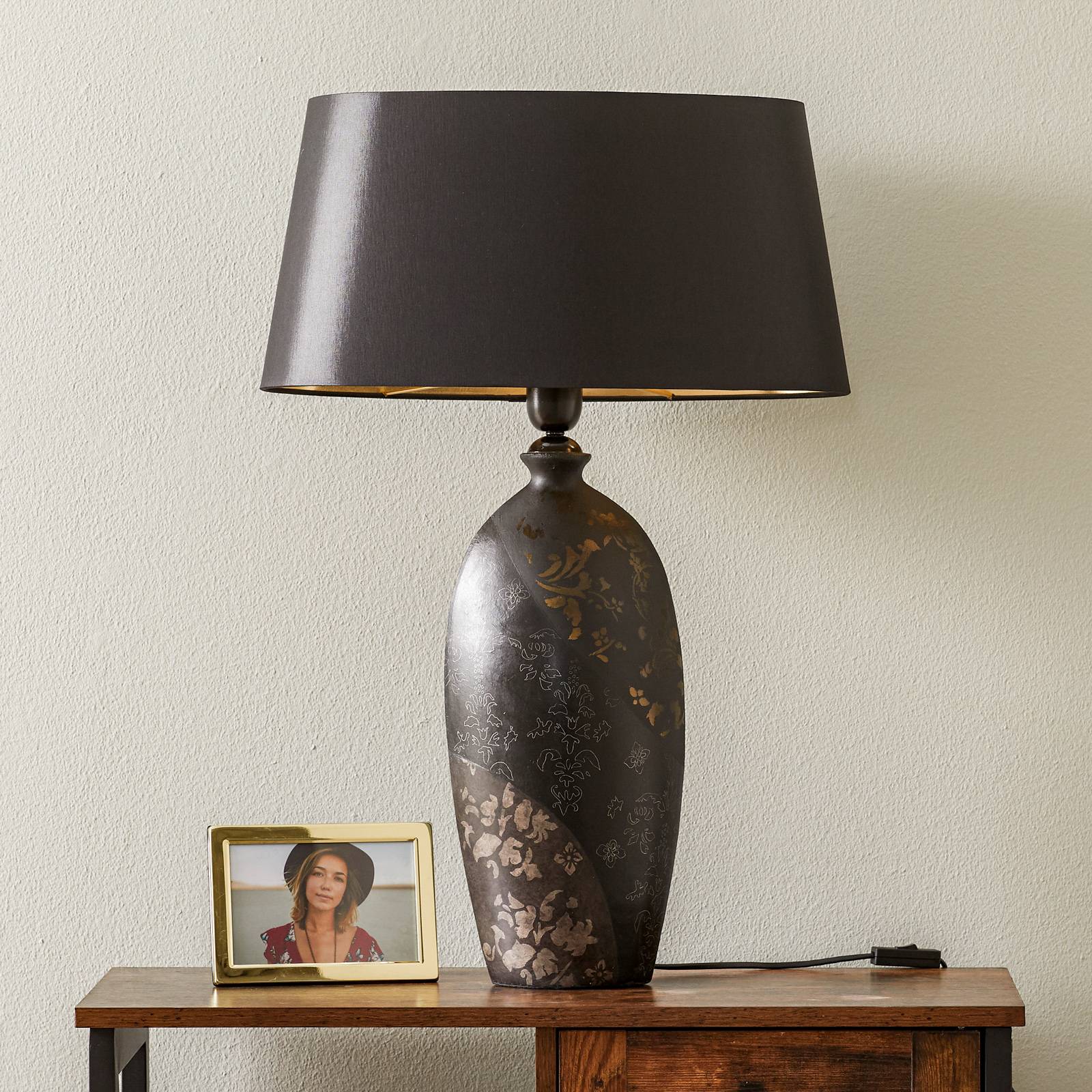 Lampe à poser Mary en céramique avec abat-jour noir et intérieur doré — vue 2