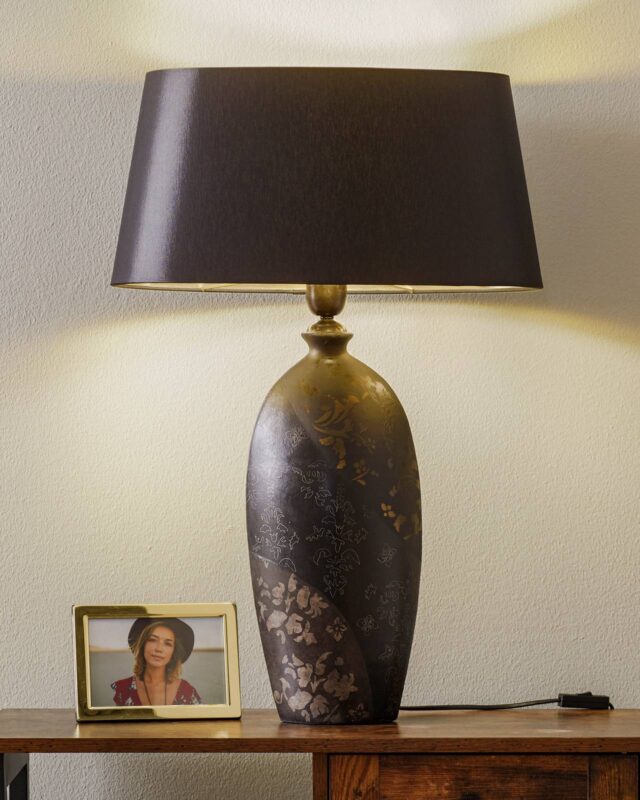 Lampe à poser Mary en céramique avec abat-jour noir et intérieur doré
