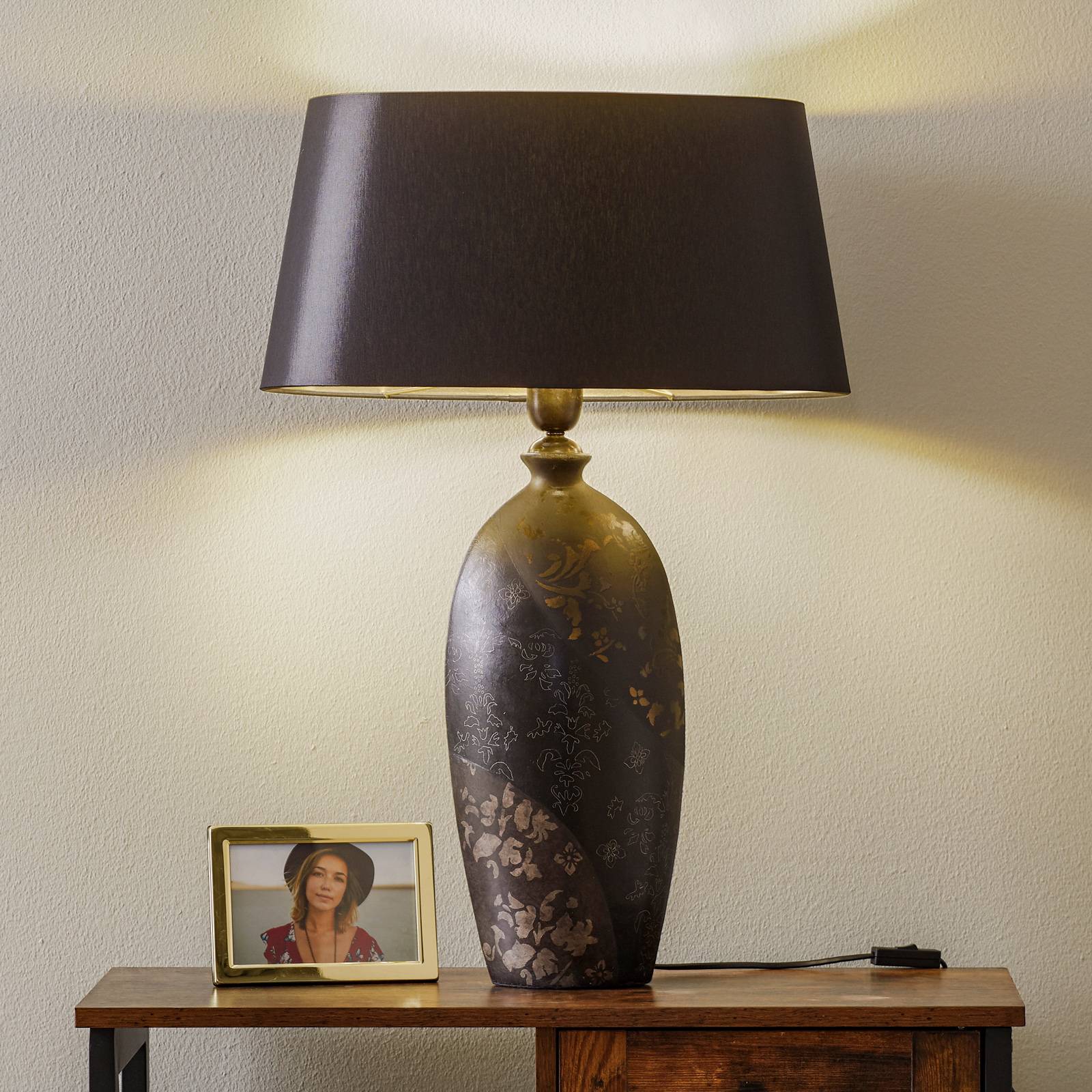 Lampe à poser Mary en céramique avec abat-jour noir et intérieur doré