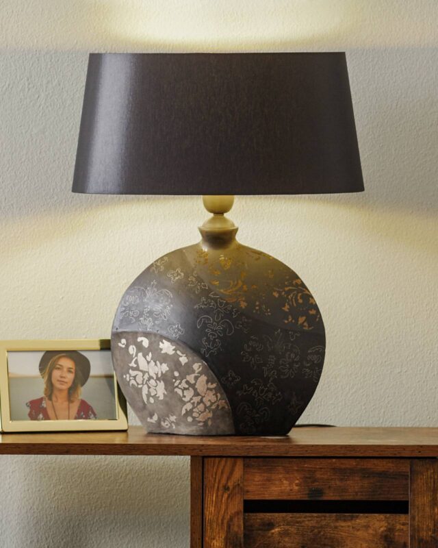 Lampe à poser Mary en céramique décorée avec abat-jour noir et doré
