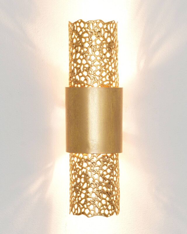 Applique Palazzo en fer doré au motif ajouré, pensée pour une lumière verticale.