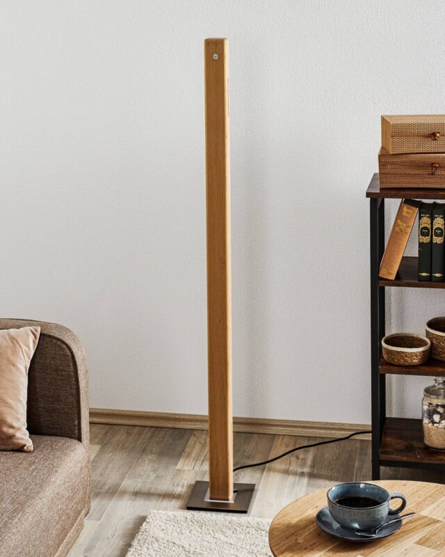 Lampadaire LED HerzBlut Leonora en chêne naturel, silhouette élancée et éclairage latéral intégré