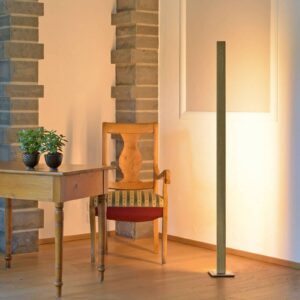 Lampadaire LED HerzBlut Leonora en chêne huilé, au pied métallique nickel mat