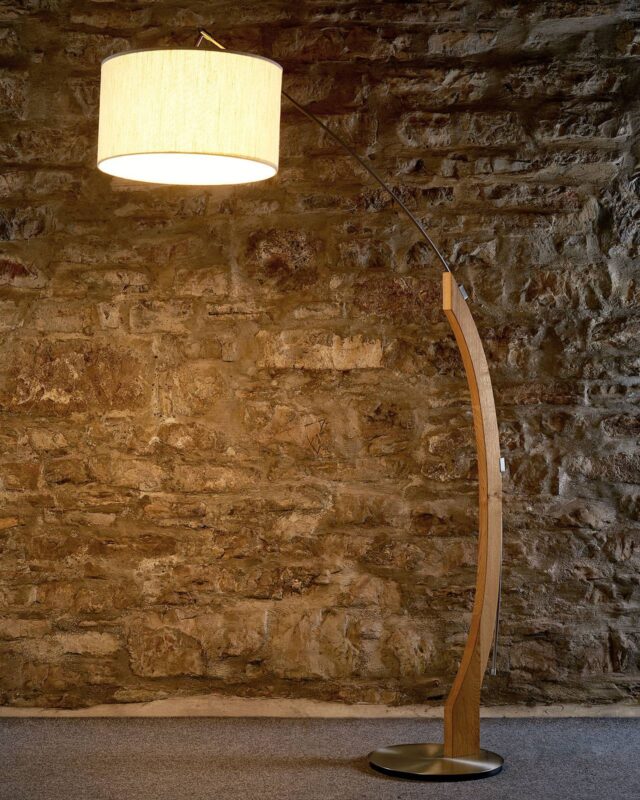 HerzBlut Amos lampadaire arqué en chêne huilé avec abat-jour blanc