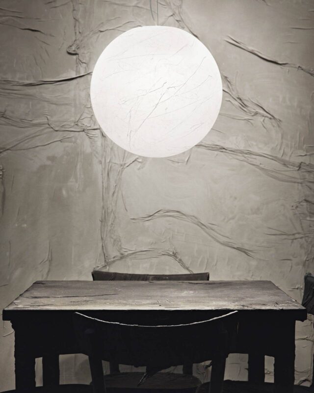 Suspension Ideal Lux Carta à sphère blanche effet papier dans un intérieur épuré