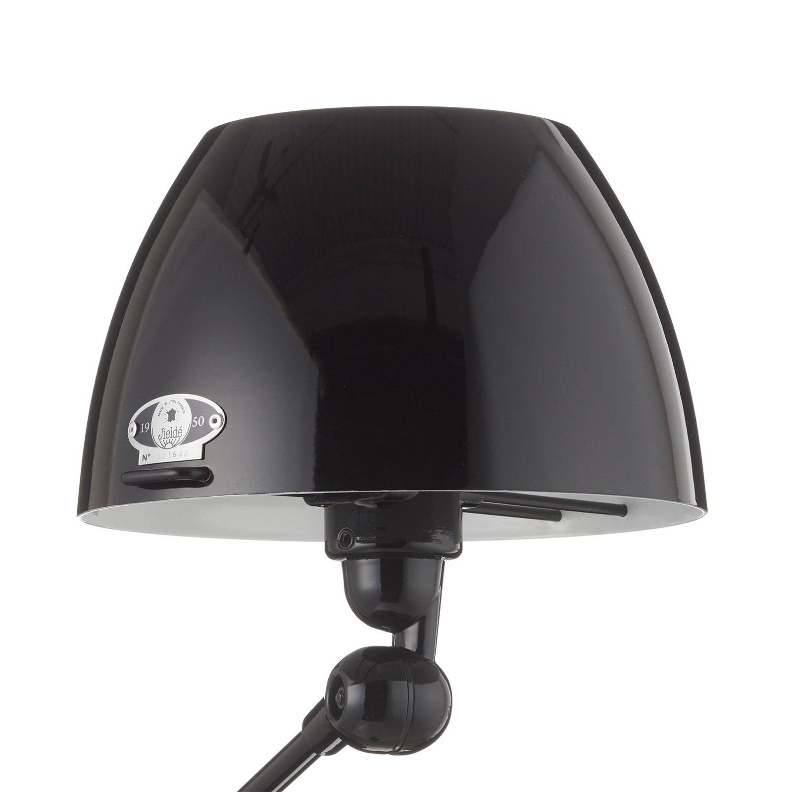 Lampadaire Jieldé Aicler AIC833 noir à bras articulé près d’un fauteuil — vue 2