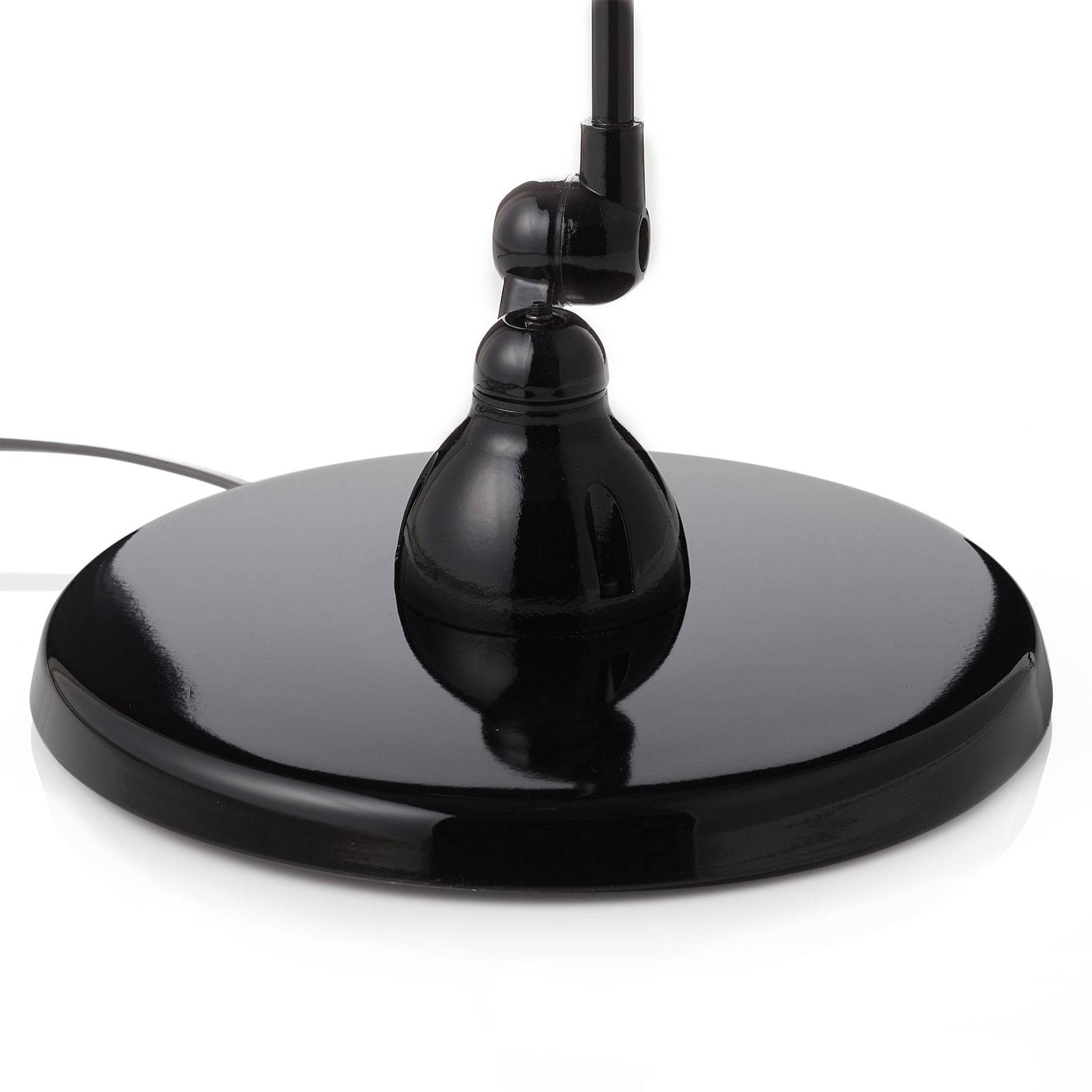 Lampadaire Jieldé Aicler AIC833 noir à bras articulé près d’un fauteuil — vue 4