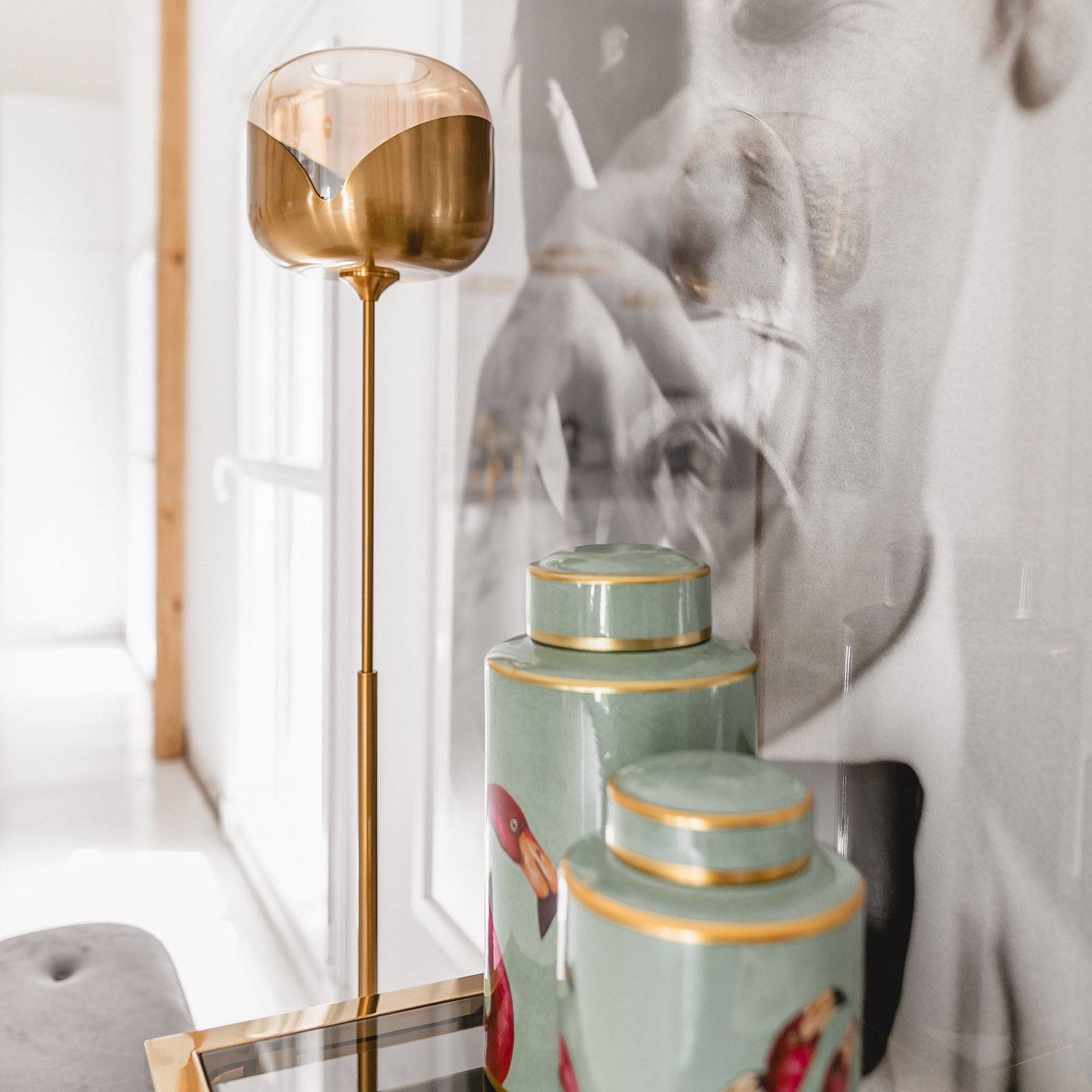 KARE Golden Goblet Ball, lampadaire doré avec globe en verre ambré — vue 3