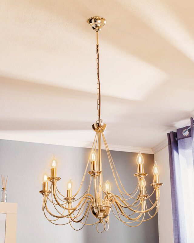 Lustre Retro à huit lampes avec bras métalliques courbés et finition dorée brillante