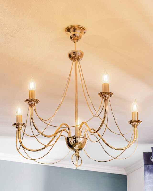 Lustre rétro Domiluce doré à cinq branches dans un intérieur élégant