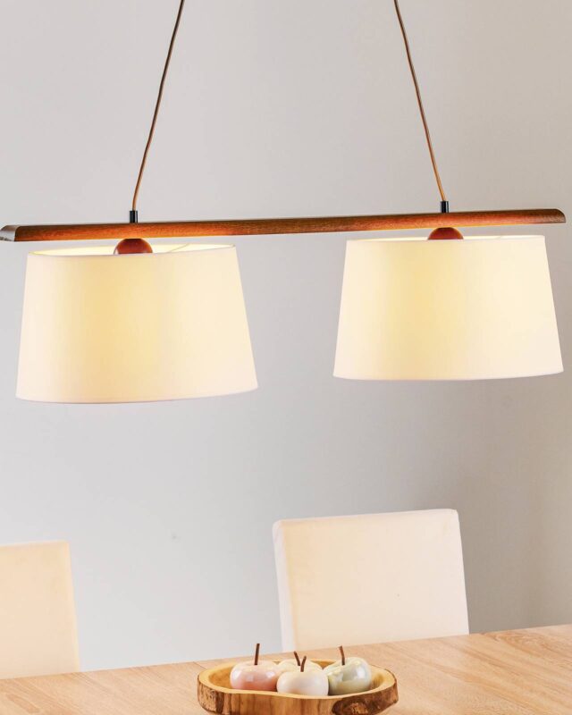 Lamkur Suspension Sweden à deux lampes en chêne rustique et tissu blanc