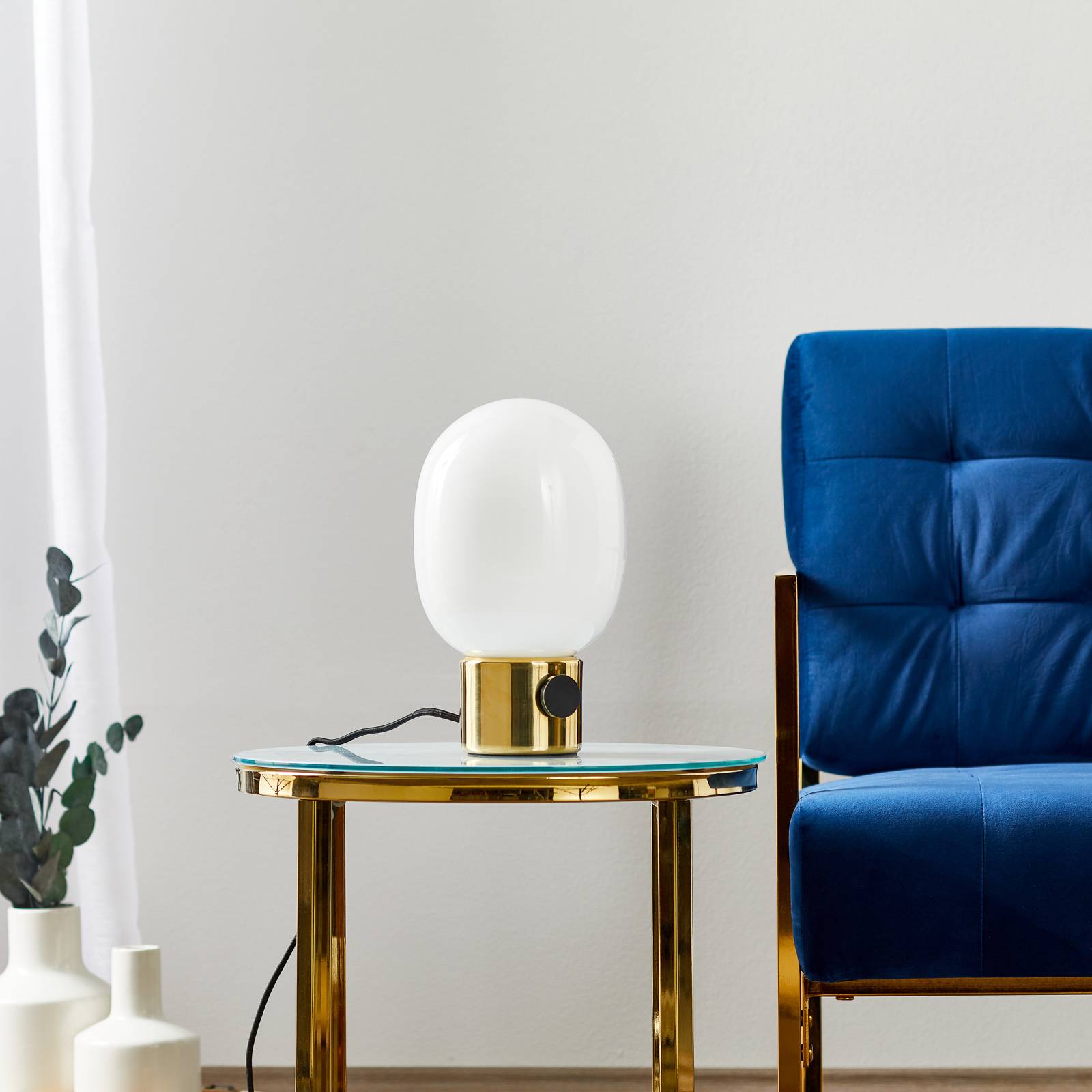 Lampe à poser Audo JWDA en laiton avec abat-jour arrondi en verre opale — vue 2