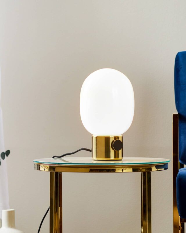 Lampe à poser Audo JWDA en laiton avec abat-jour arrondi en verre opale