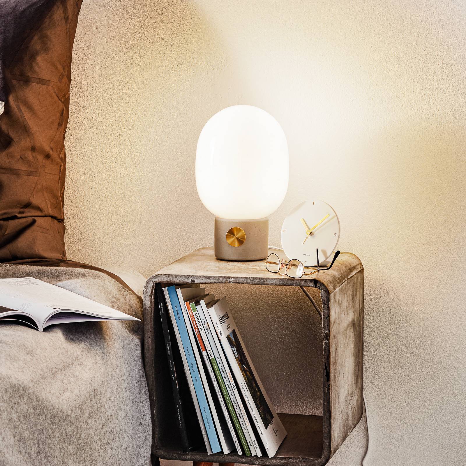 Lampe JWDA Audo Copenhagen en béton avec abat-jour opale et variateur intégré — vue 2