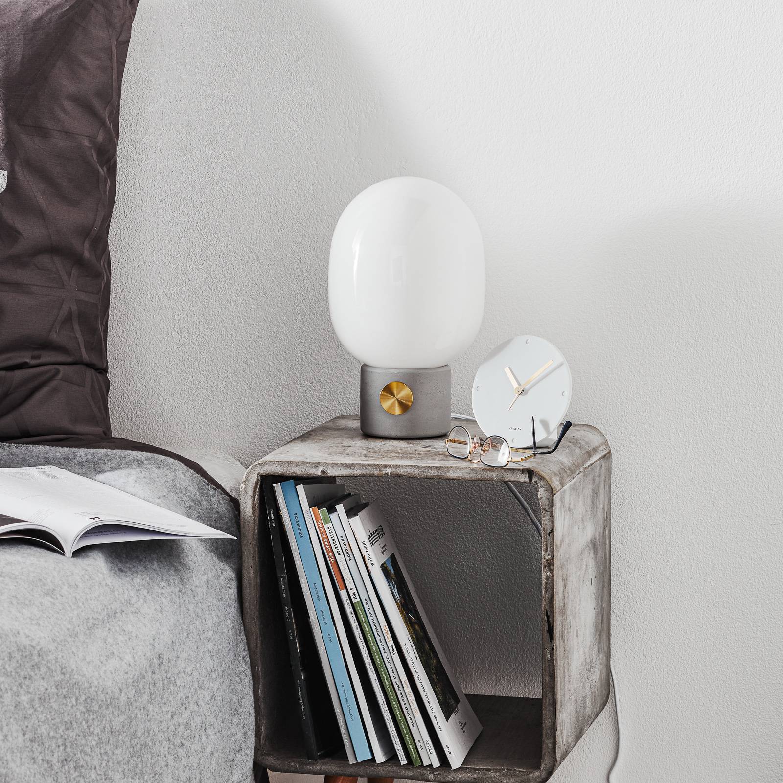 Lampe JWDA Audo Copenhagen en béton avec abat-jour opale et variateur intégré — vue 3
