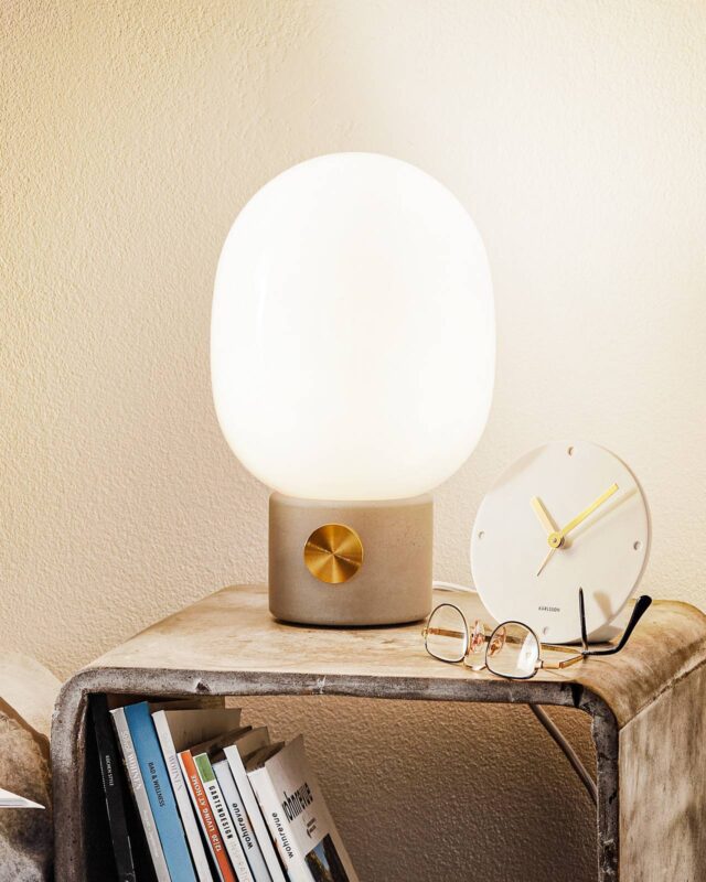 Lampe JWDA Audo Copenhagen en béton avec abat-jour opale et variateur intégré