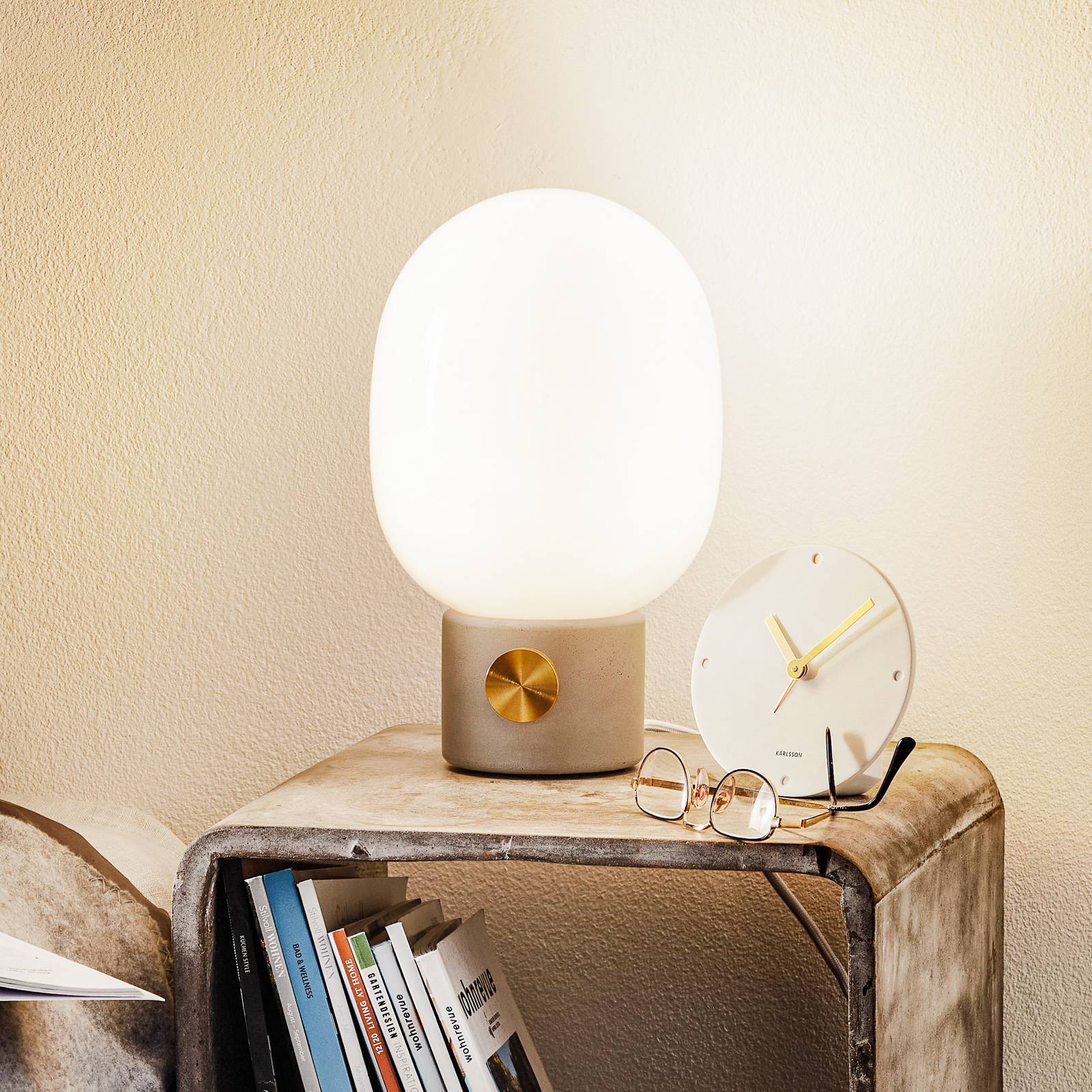 Lampe JWDA Audo Copenhagen en béton avec abat-jour opale et variateur intégré
