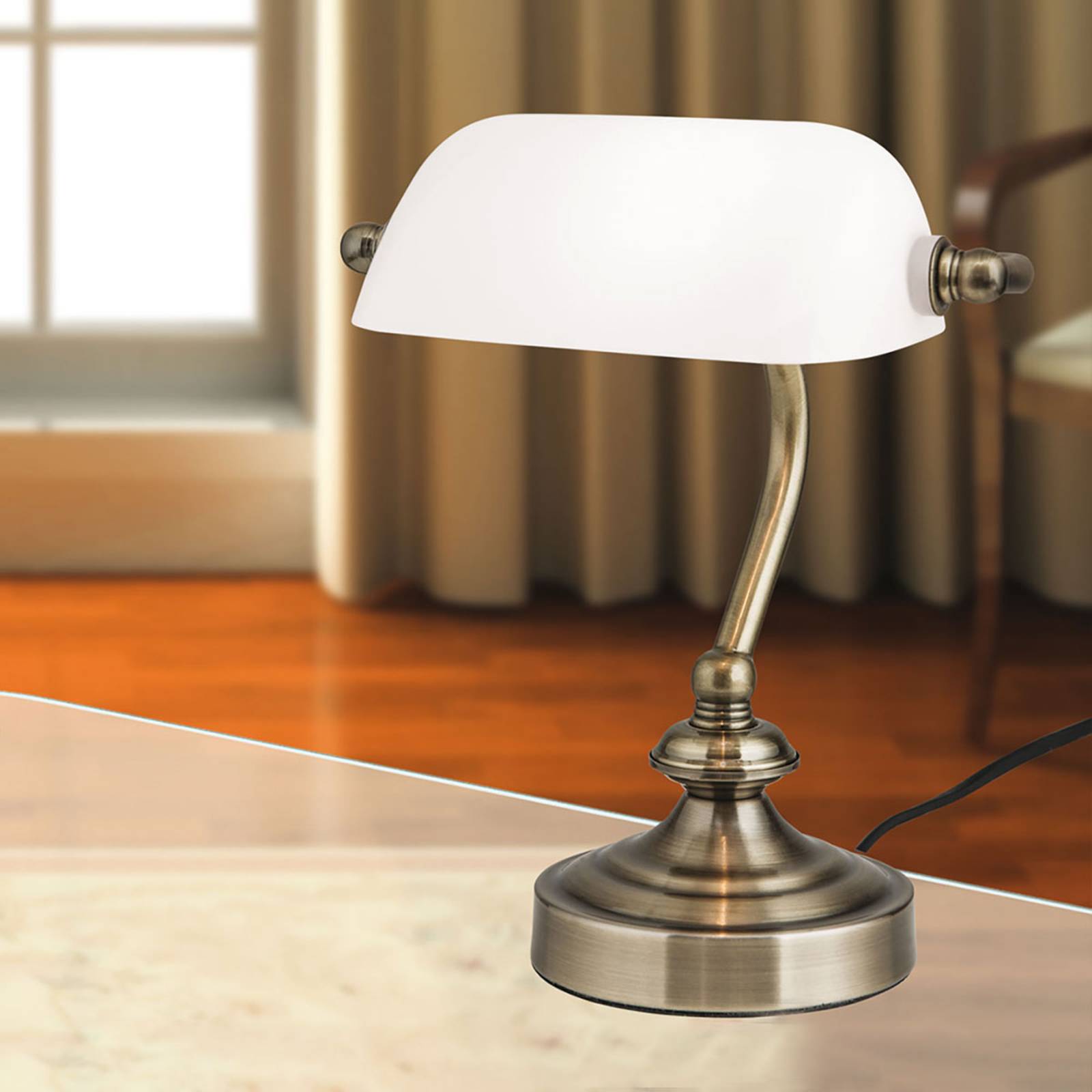 Lampe à poser Orion Zora avec abat-jour opale pivotant et socle en laiton vieilli — vue 2