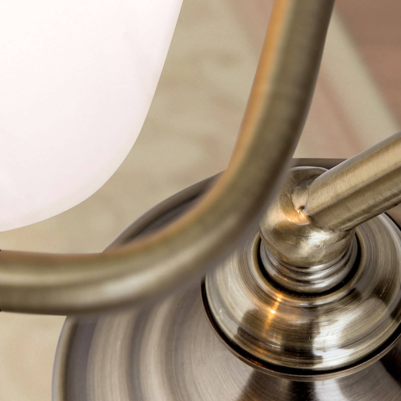 Lampe à poser Orion Zora avec abat-jour opale pivotant et socle en laiton vieilli — vue 3