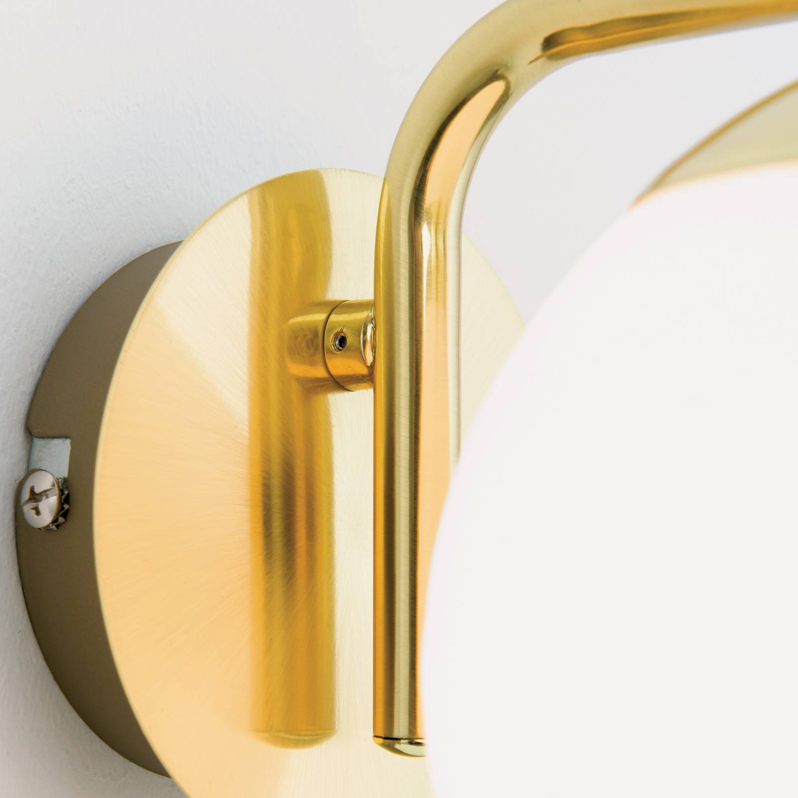 Applique Madis en laiton mat avec sphère de verre opale blanc — vue 4